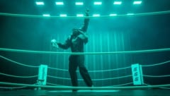 Eine Szene wie aus „Rocky“: Rapper Reezy im Boxring am Mittwochabend im ausverkauften Wiener ...