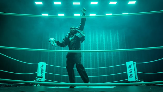 Eine Szene wie aus „Rocky“: Rapper Reezy im Boxring am Mittwochabend im ausverkauften Wiener ...