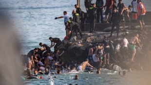 Ende Juli stürmten 80.000 Migranten von Marokko aus nach Ceuta – der spanische Geheimdienst ...