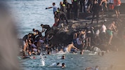 Ende Juli stürmten 80.000 Migranten von Marokko aus nach Ceuta – der spanische Geheimdienst ...
