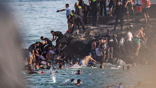 Ende Juli stürmten 80.000 Migranten von Marokko aus nach Ceuta – der spanische Geheimdienst ...