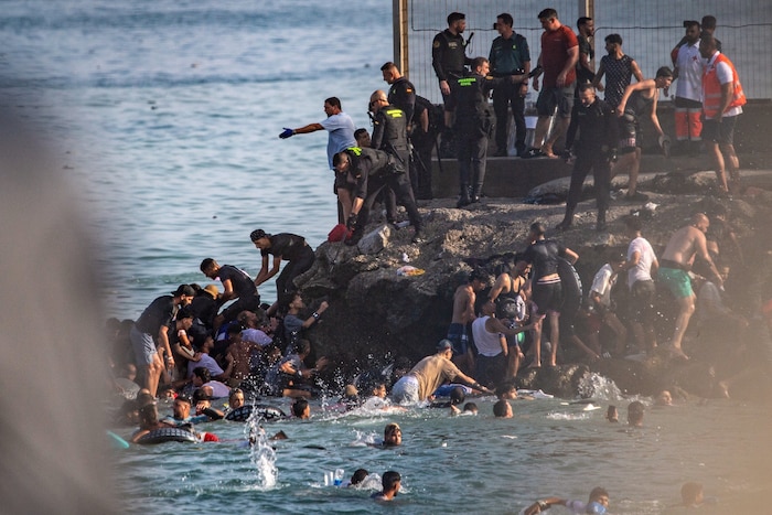 Ende Juli stürmten 80.000 Migranten von Marokko aus nach Ceuta – der spanische Geheimdienst ...