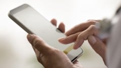 Größenvergleich: Ohne Verkleinerungstechnologie wären Smartphones etwa viermal so groß wie der ...