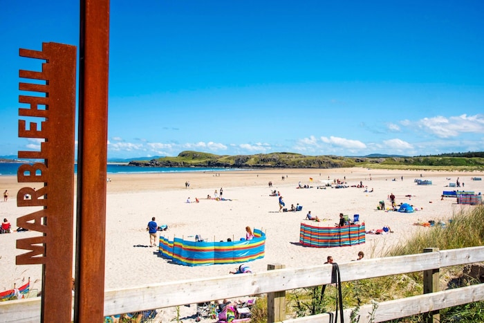 Der lange Sandstrand Marble Hill Beach liegt sechs Kilometer östlich von Dunfanaghy in der ...