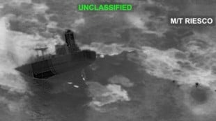 Auf diesen Bildern ist der Untergang der M/T Riesco zu sehen – es soll sehr viel Öl aus dem ...