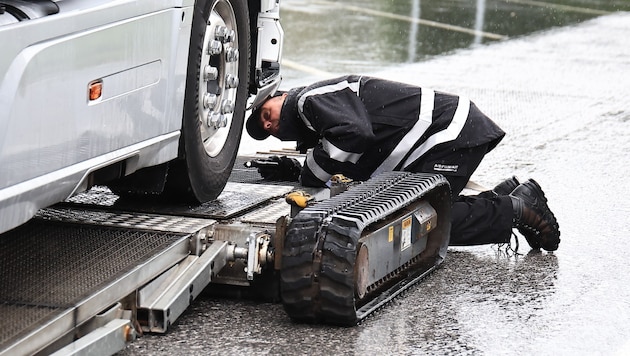 Beim Lkw wurden Dutzende Mängel festgestellt. (Symbolbild)
