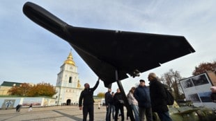 Eine abgeschossene Shahed-Drohne wird in Kiew ausgestellt. Die Ukraine muss sich in den ...