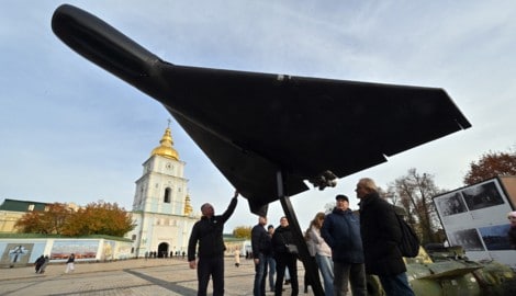 Eine abgeschossene Shahed-Drohne wird in Kiew ausgestellt. Die Ukraine muss sich in den ...