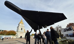 Eine abgeschossene Shahed-Drohne wird in Kiew ausgestellt. Die Ukraine muss sich in den ...