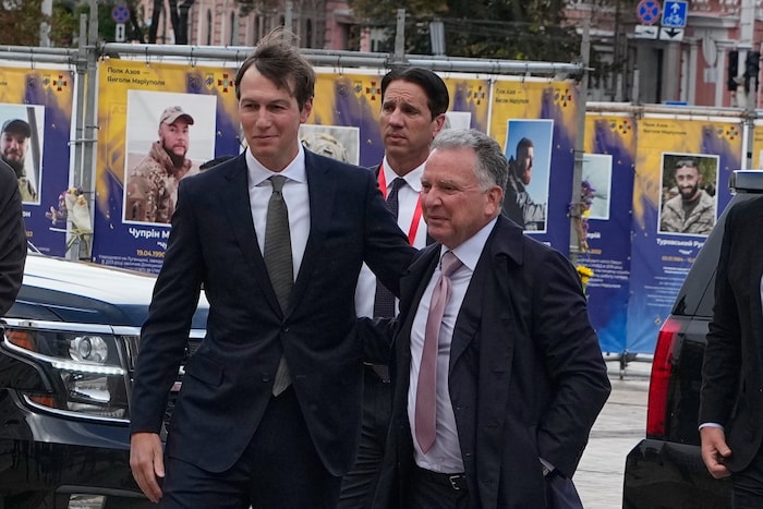 US-Sondervermittler Jared Kushner (li.) und Steve Witkoff in Kiew; im Hintergrund die Fotos ...