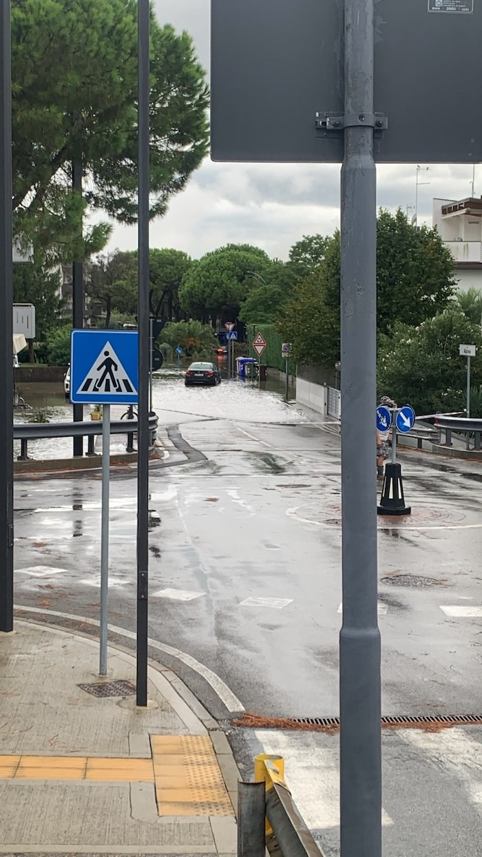 Regenfälle in Lignano sorgten für teilweise überflutete Straßen.