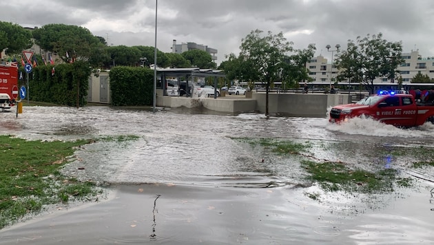 In Lignano standen die Straßen teilweise unter Wasser. Heftige Unwetter hatten die Region am ...