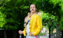 Austrofred (50), schrägster Rockstar, schlüft auch einmal in die Rolle Anton Bruckners