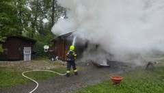 Eine Gartenhütte ging in Flammen auf. 