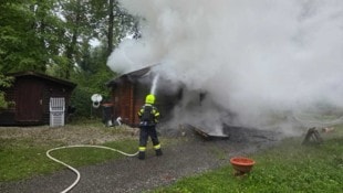 Eine Gartenhütte ging in Flammen auf. 