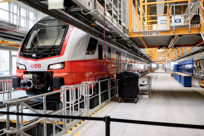 Die ersten Züge sind schon in der Reparaturhalle.