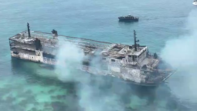 Das ausgebrannte Fährschiff MV June Aster