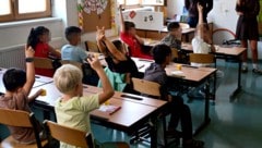 Im Osten Österreichs drücken die Kinder bereits seit einer Woche wieder die Schulbank, am Montag ...