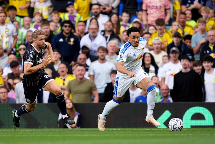 Noah Okafor (rechts) im Einsatz für Leeds United.