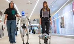Der humanoide Roboter ist 1,25 Meter hoch, der Hund hat Spanielgröße.