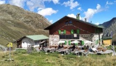 Die stattliche Pforzheimer Hütte steht über dem Talboden des Gleirschtals.