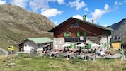 Die stattliche Pforzheimer Hütte steht über dem Talboden des Gleirschtals.