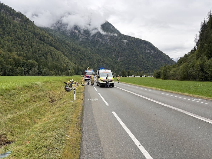 Eine zweite Person saß als Beifahrer auf dem Motorrad, das bei dem Zusammenstoß im Straßengraben ...