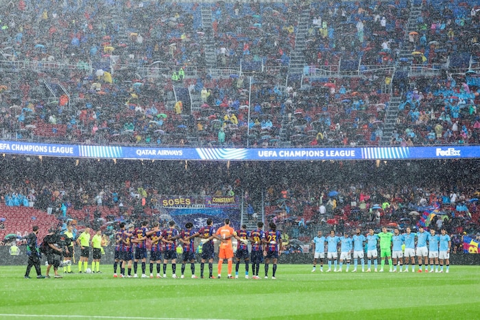 Regen im Barca-Stadion, wie gestern im Spiel gegen Feyenoord, ist für manch Fan kein besonderer ...