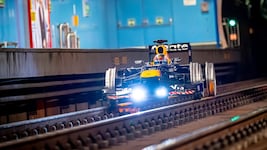 Patrick Friesacher lenkte einen RB8 aus 2012 durch Madrids Metro