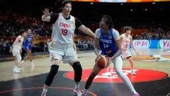 Die 2,23 m große Ziyu Zhang (li.) muss die Koffer packen.