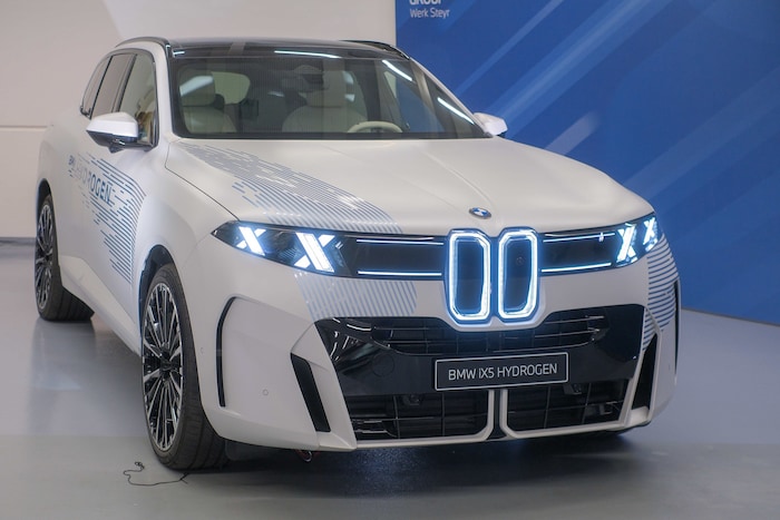 In diesem BMW iX5 Hydrogen – er wurde am Donnerstag erstmals in Österreich präsentiert – soll ...