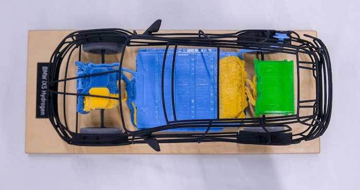 Die Wasserstoff-Tanks befinden sich im Fahrzeugboden (in diesem Modell blau eingefärbt).