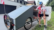 In diesem Radl-Wohnwagen kann Gerhard Ofner schlafen. Er ist jetzt auf Testfahrt unterwegs.
