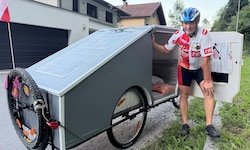In diesem Radl-Wohnwagen kann Gerhard Ofner schlafen. Er ist jetzt auf Testfahrt unterwegs.