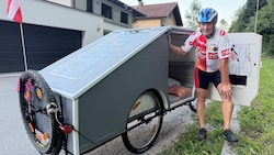 In diesem Radl-Wohnwagen kann Gerhard Ofner schlafen. Er ist jetzt auf Testfahrt unterwegs.