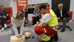Realitätsnahe Übrung der Herzdruckmassage beim Erste-Hilfe-Kurs in der „Steirerkrone“-Redaktion