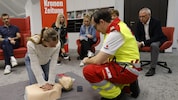 Realitätsnahe Übrung der Herzdruckmassage beim Erste-Hilfe-Kurs in der „Steirerkrone“-Redaktion
