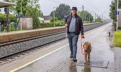 Heinz E. Pfeifer mit seiner „Netty“ am Bahnhof in Klagenfurt-Annabichl: Während sich am ...