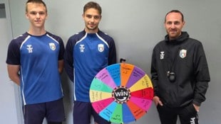 Wels-Coach Heinle (re.) mit Moritz Schrenk und Luca Tischler. Beim (Un-)Glücksrad  warten ...