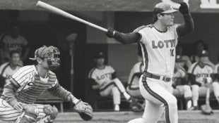 Ein Bild aus 1980: Baseball-Legende Isao Harimoto (re.) ist verstorben.
