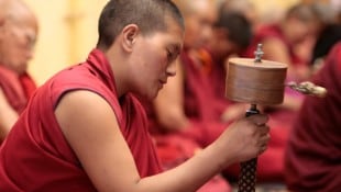 Bewegung und Achtsamkeit entstehen beim Drehen der Gebetsmühle im tibetisch- buddhistischen ...