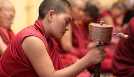 Bewegung und Achtsamkeit entstehen beim Drehen der Gebetsmühle im tibetisch- buddhistischen ...