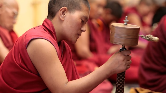 Bewegung und Achtsamkeit entstehen beim Drehen der Gebetsmühle im tibetisch- buddhistischen ...