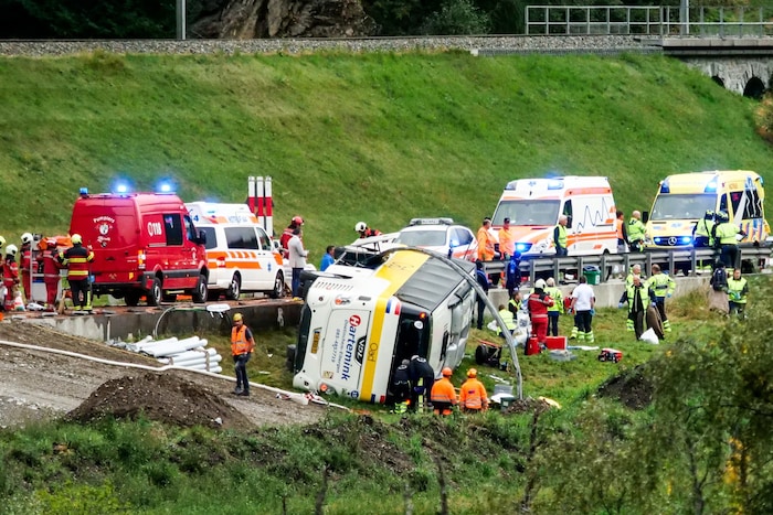 Ein weiteres Bild von der Unglücksstelle: Der umgekippte Bus kam neben der Straße auf einer ...