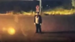 In der Nacht kann eine Person in einem Katzenkostüm bedrohlich wirken – besonders wenn man von ...
