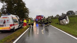 Die Einsatzkräfte mussten Freitagfrüh zu einem Unfall bei der Ausfahrt Hunnenbrunn bei St. Veit ...