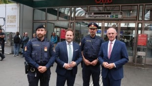 Einsatzleiter Schneider, Bezirksvorsteher Resch, Polizei-Vize Csefan, Innenminister Karner (von ...