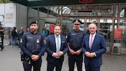 Einsatzleiter Schneider, Bezirksvorsteher Resch, Polizei-Vize Csefan, Innenminister Karner (von ...