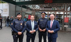 Einsatzleiter Schneider, Bezirksvorsteher Resch, Polizei-Vize Csefan, Innenminister Karner (von ...