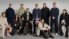 Österreichs Tennis-Hoffnung Joel Schwärzler (4. v. li.) stand in Madrid mit mehreren Sportikonen ...